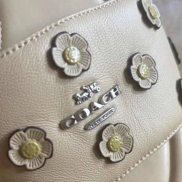 Butter yellow Coach slide Sandal With Tea Rose - Picture 5 of 11